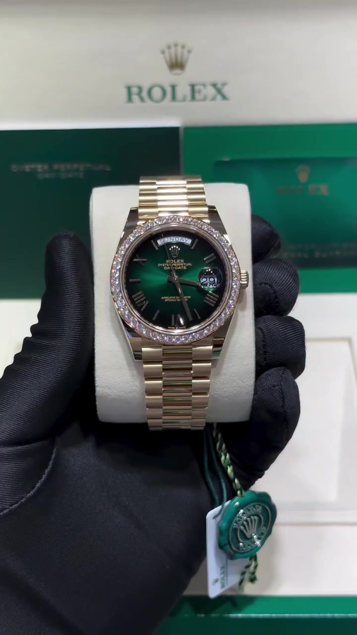 Rolex Day-Date 36 in 18k yellow gold with green malachite dial and diamond bezel